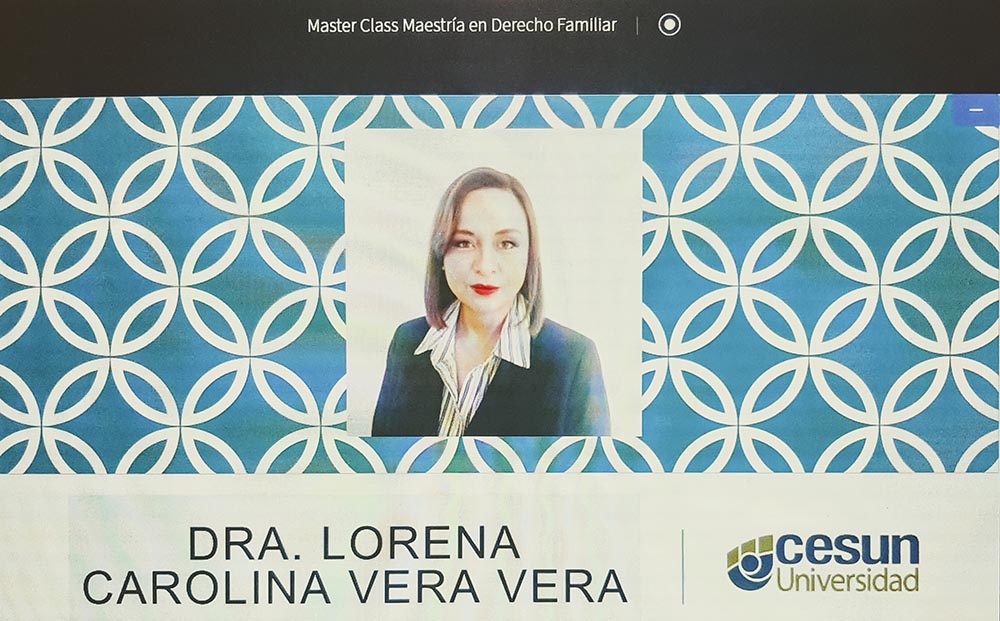 Doctora Adriana Mendiolea reconociendo a la Dra. Lorena Carolina Vera Vera.