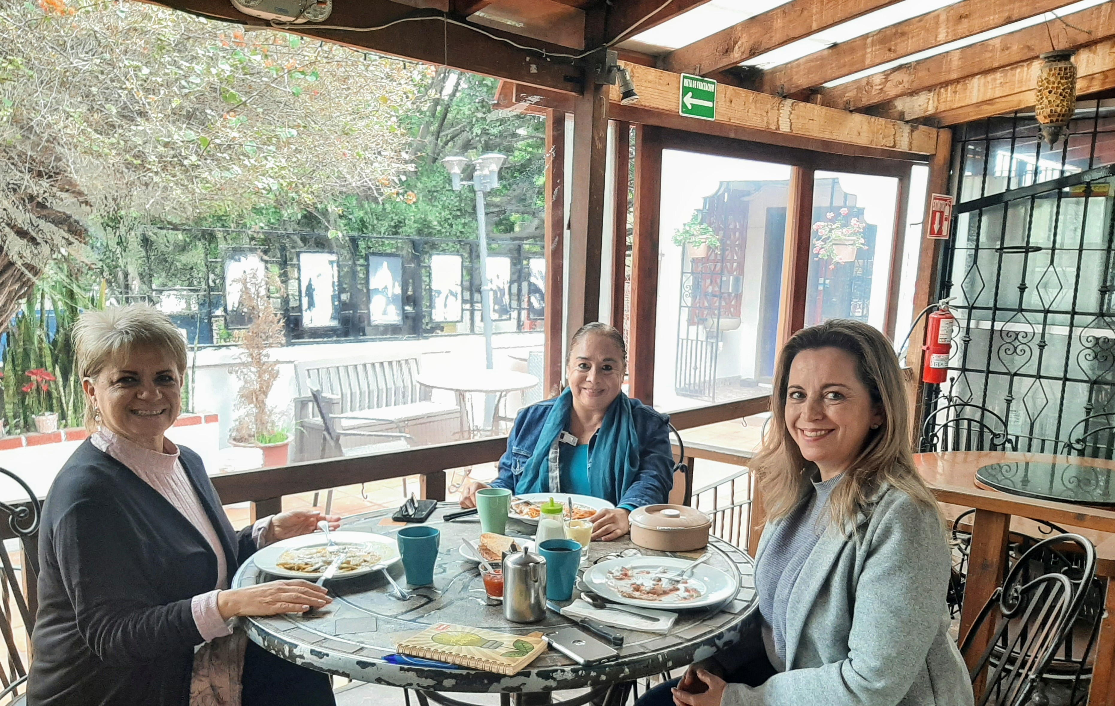 La Doctora Adriana Mendiolea en reunión de trabajo con la Lic Judith García y la Dra. Dinorah González- en la Alianza Francesa