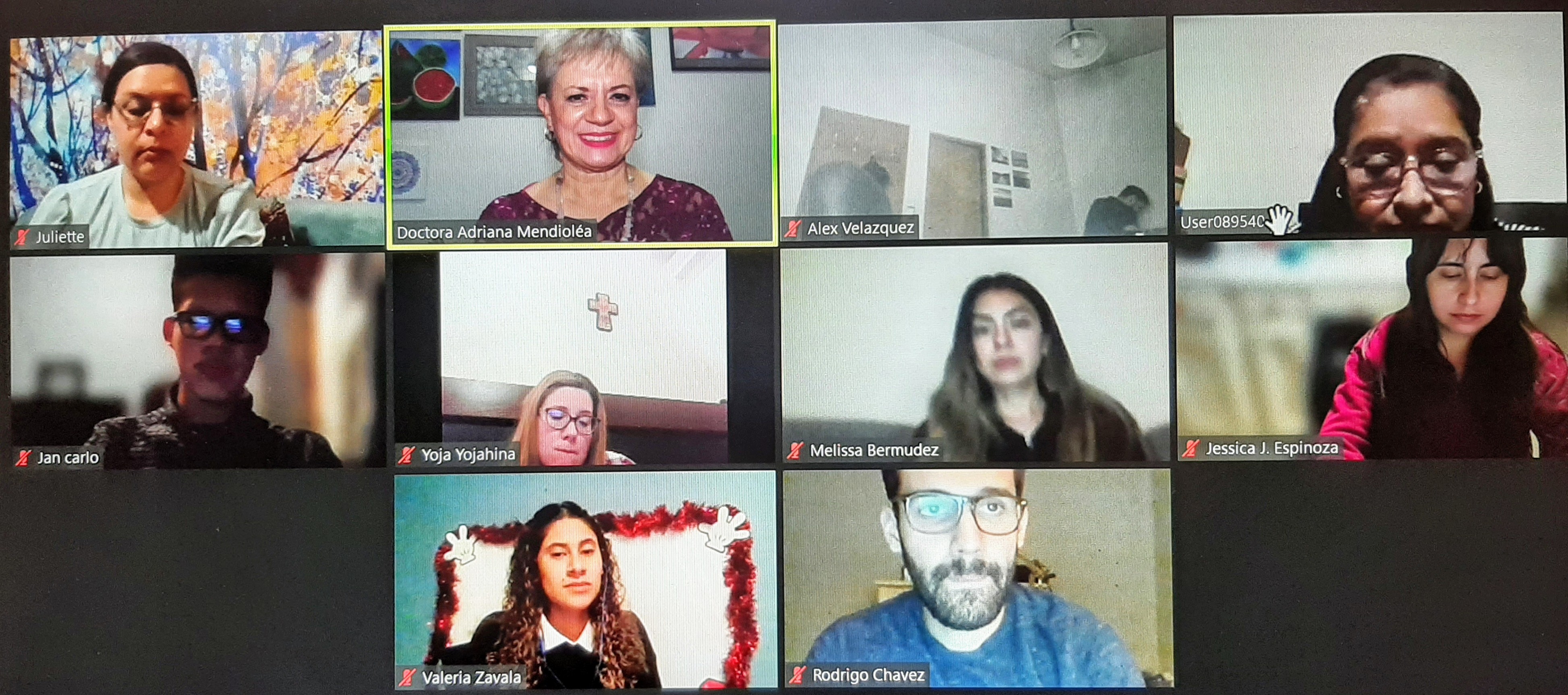 La Doctora Adriana Mendioléa con sus alumnos de la Maestría en Docencia en la Universidad Xochicalco agradeciendo los comentarios de la Dra. Azucena Salas Wilson en modalidad virtual