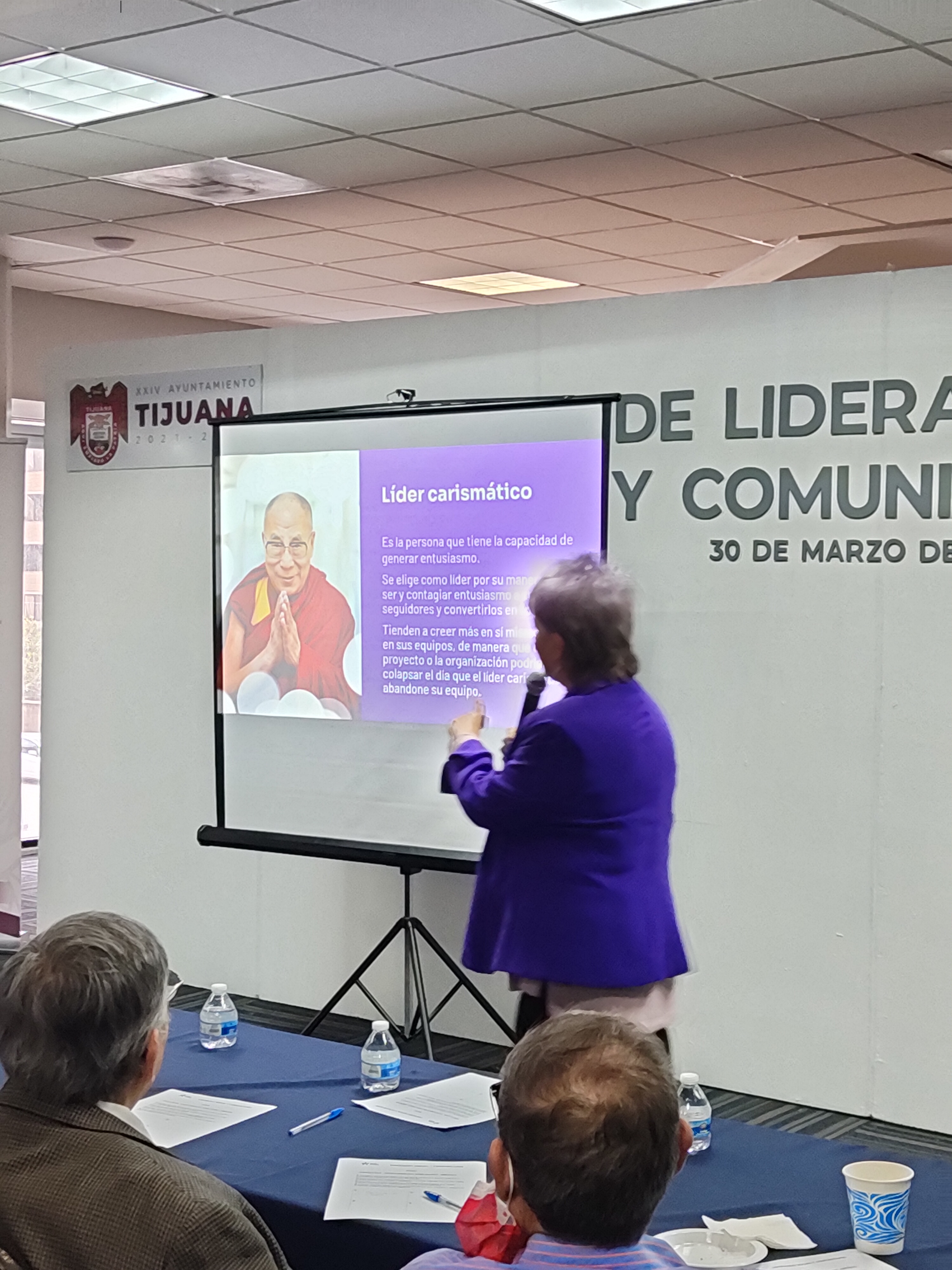 Doctora Adriana Mendioléa impartiendo la Conferencia Magistral ante líderes comunitarios sobre Liderazgo Social y Liderazgo Comunitario
