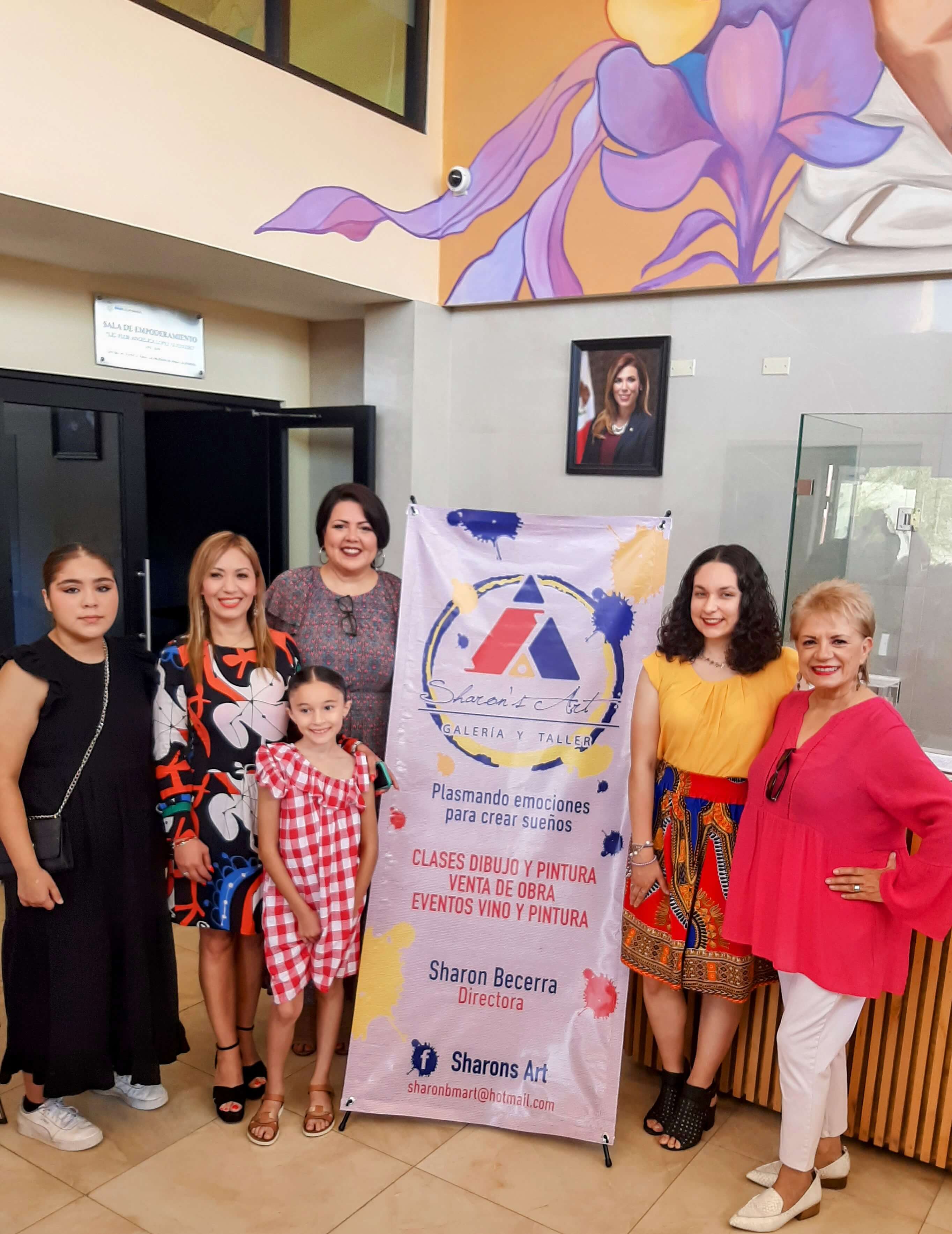 La Doctora Adriana Mendioléa en la inauguración de la exhibición de arte de las alumnas de Sharon Becerra en el Centro de Justicia para la Mujer del Estado de Baja California CEJUM
