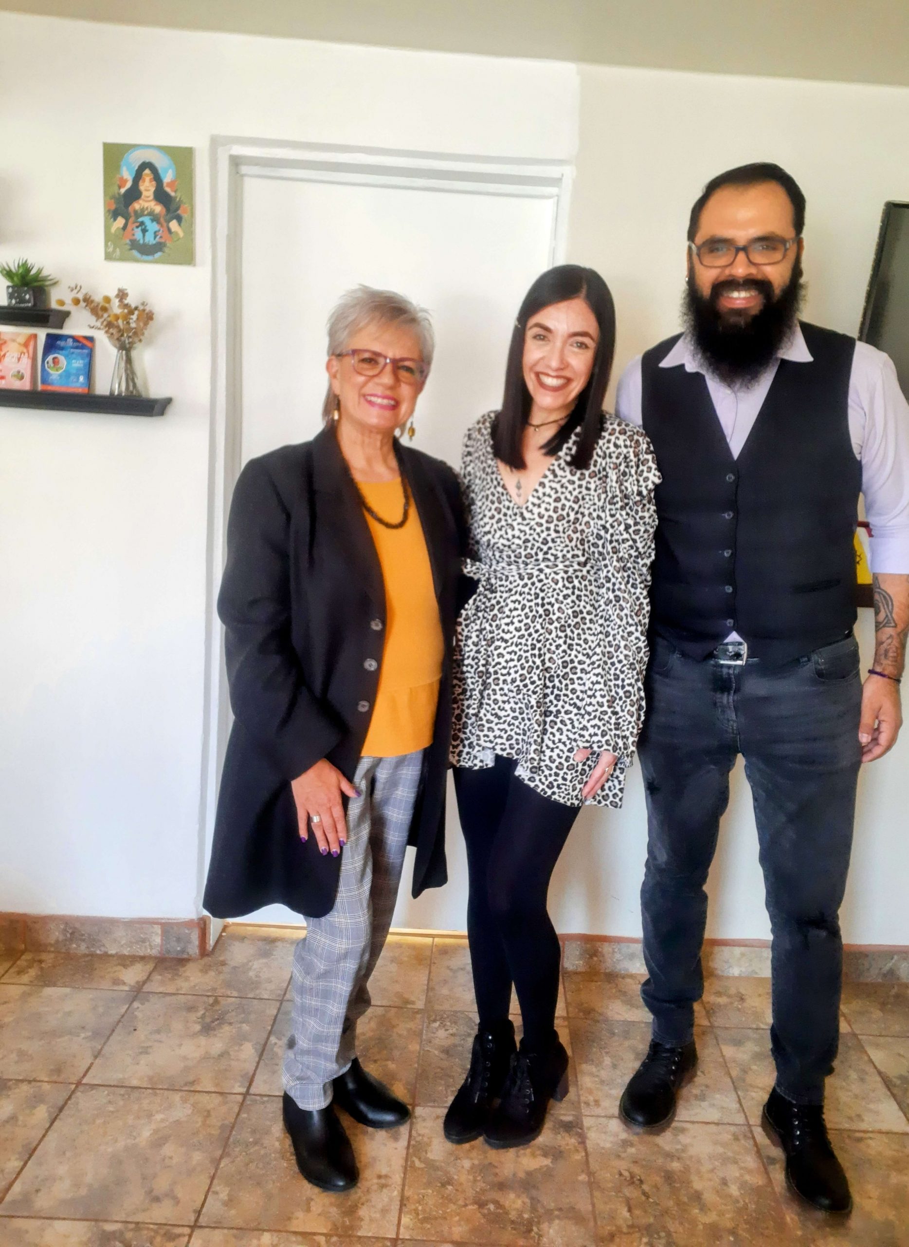 La Doctora Adriana Mendioléa compartiendo con Liz y Orlando de Casa Revuelta en el Taller Trabajando en Equipo