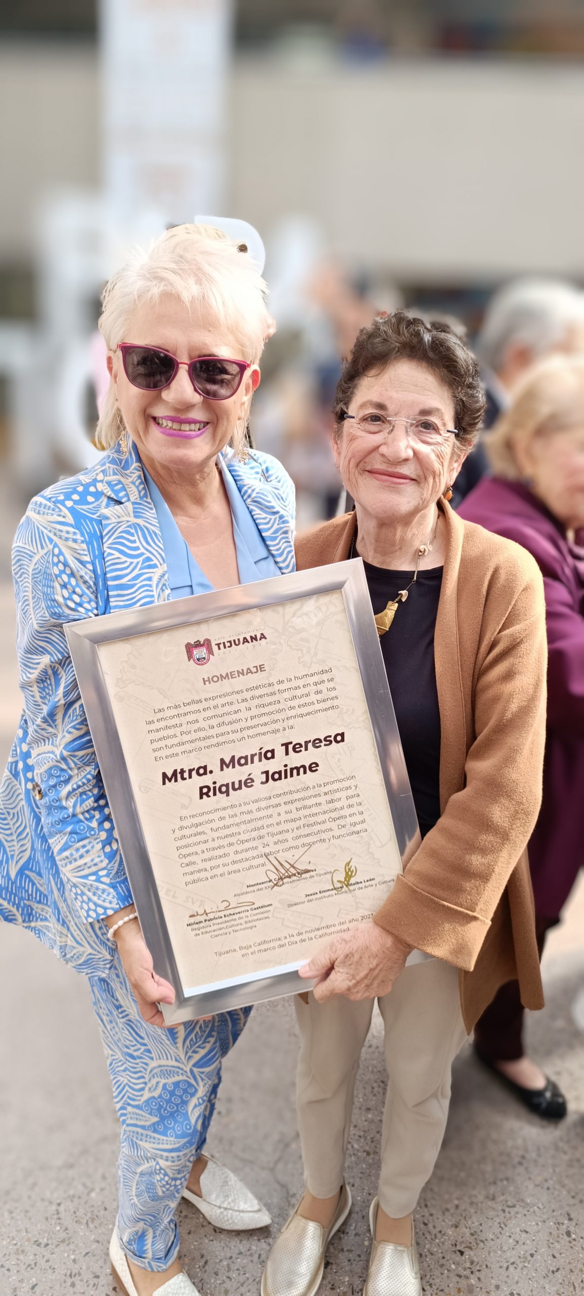 Con la Mtra Tere Riqué reconociendo su trayectoria en el “Día de la Californidad” en el Palacio Municipal de Tijuana 14 nov 2023