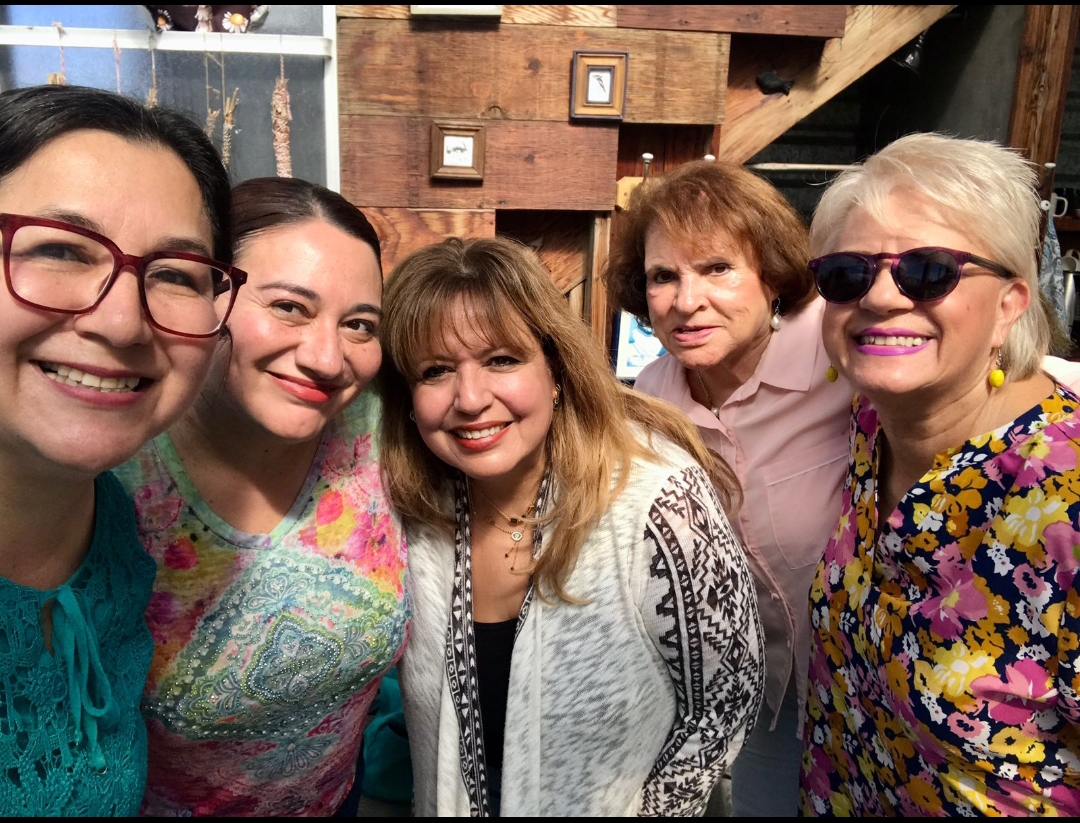 Doctora Adriana Mendioléa con la Mtra. Paty Blake, la Mtra. MartinaMontenegro, y las Lic.Miriam y Ana. Octubre 2025