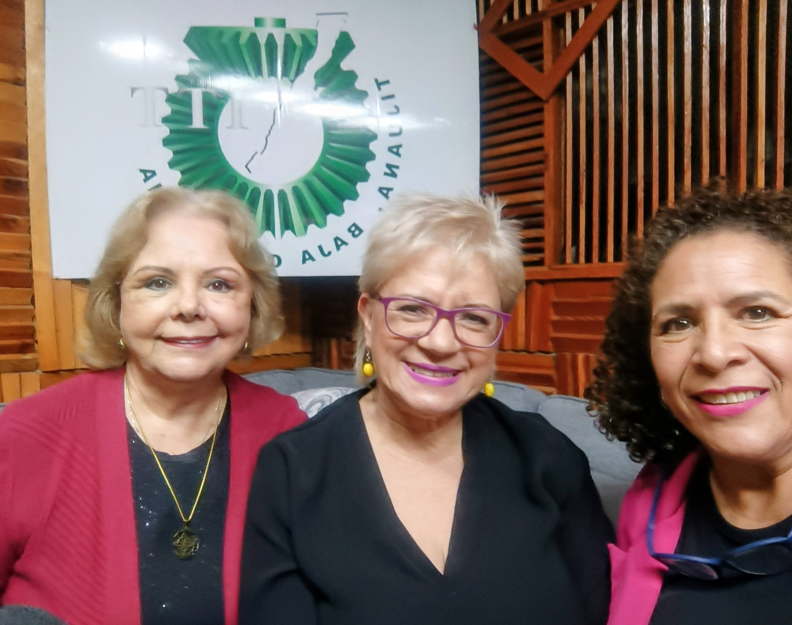 En el programa de radio Mujeres Fronterizas la Doctora Adriana Mendioléa entrevistando s la Dra. María Esther Mary Uriegas y la Dra. Alma Espinoza88.7 fm Radio Tecnológico noviembre 2025