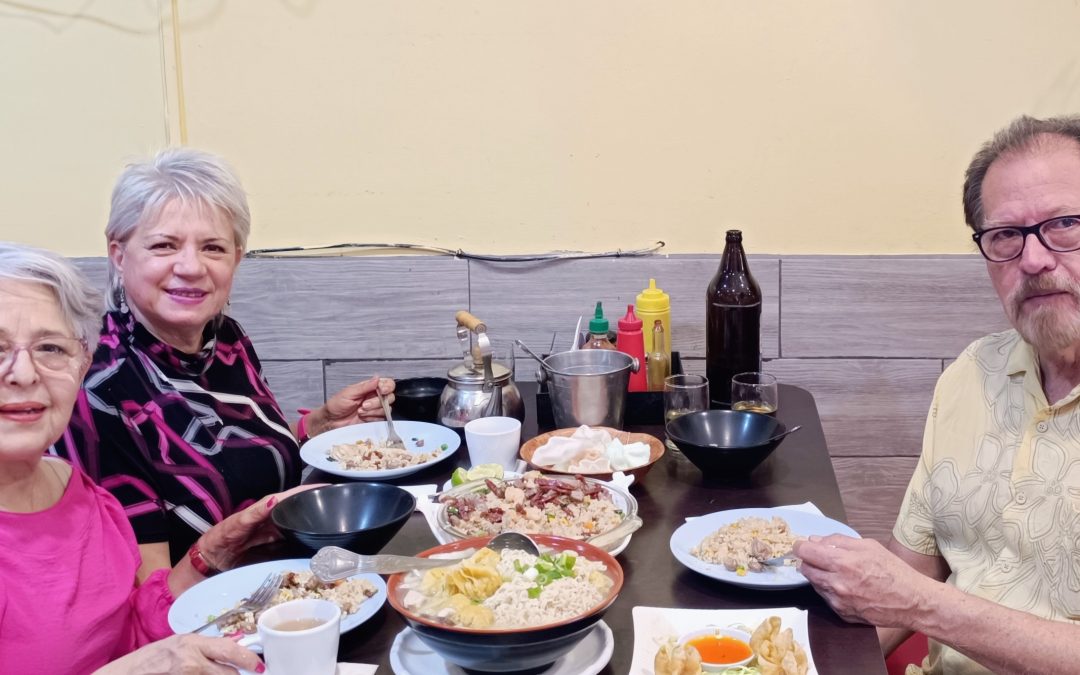Working luncheon la Doctora Adriana Mendioléa con la maestra LeticiaMaldonado y el escritor Roberto Elenes, en Mexicali Baja California 3 mayo2025