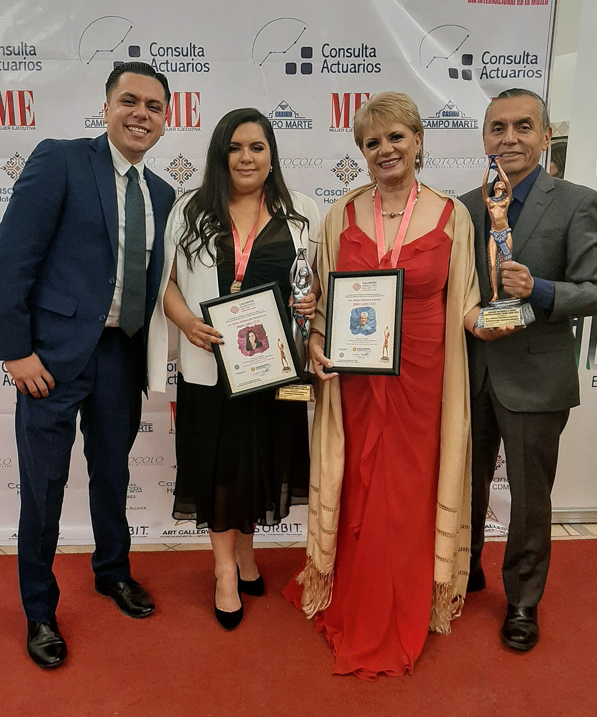 Doctora Adriana Mendiolea recibiendo Galardón Mujer Líder 2020