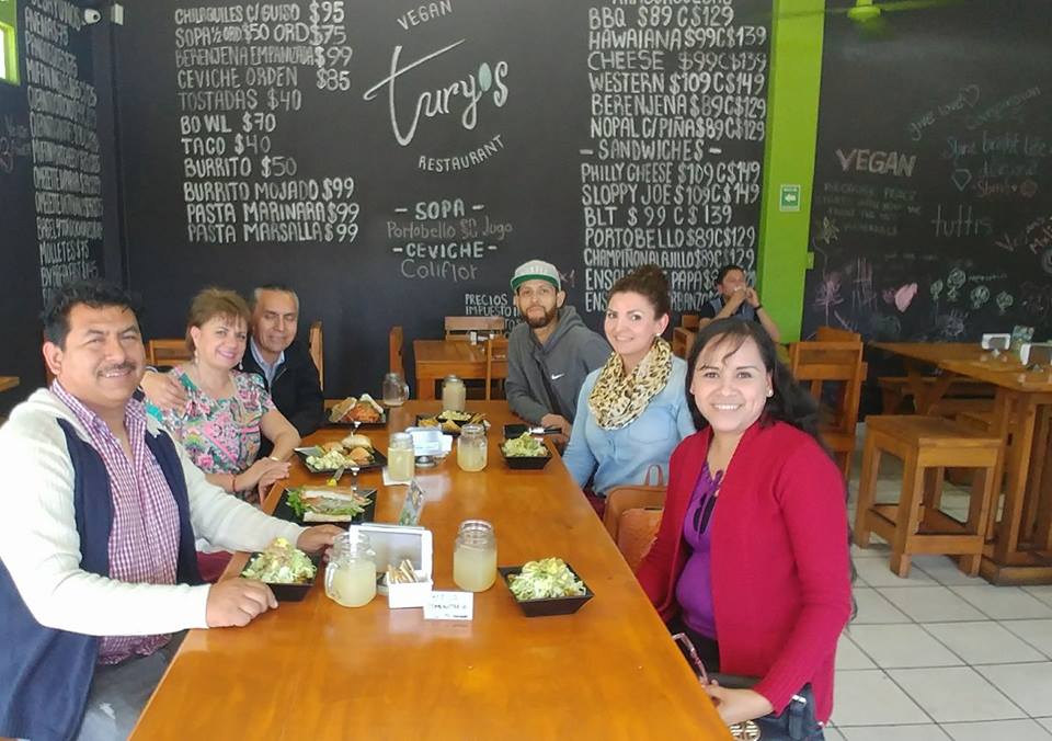 Comiendo con Amigos y Egresados de Naturopath Doctors con Gleen Cooper.