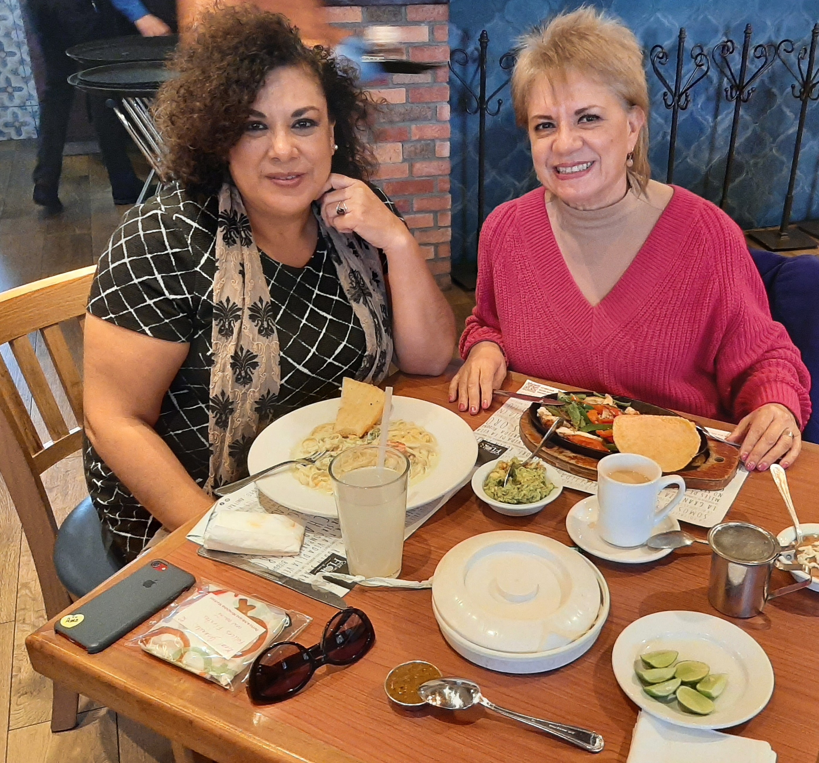 Doctora Adriana Mendioléa en reunión de trabajo con la Dra. Araceli Almaraz