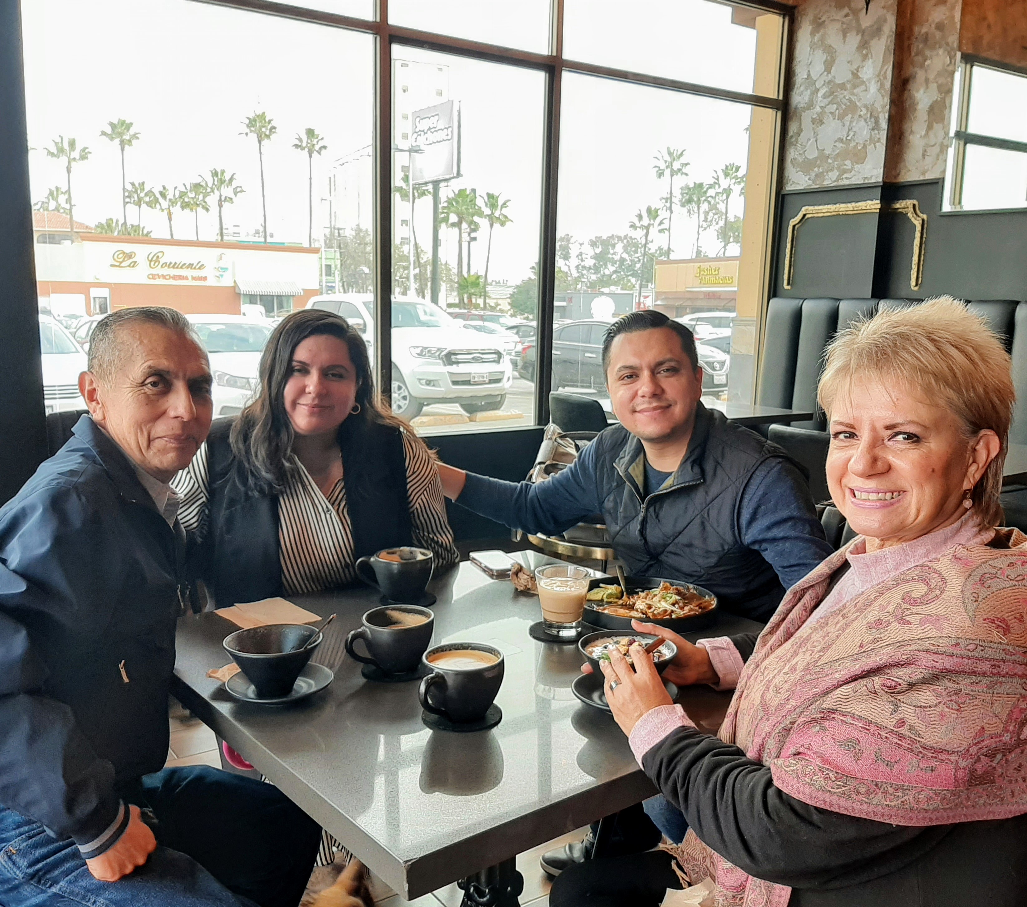 La Doctora Adriana Mendioléa en reunión de trabajo con la Mtra. Diana Rodríguez y los Doctores David y Rodolfo Rodrigue