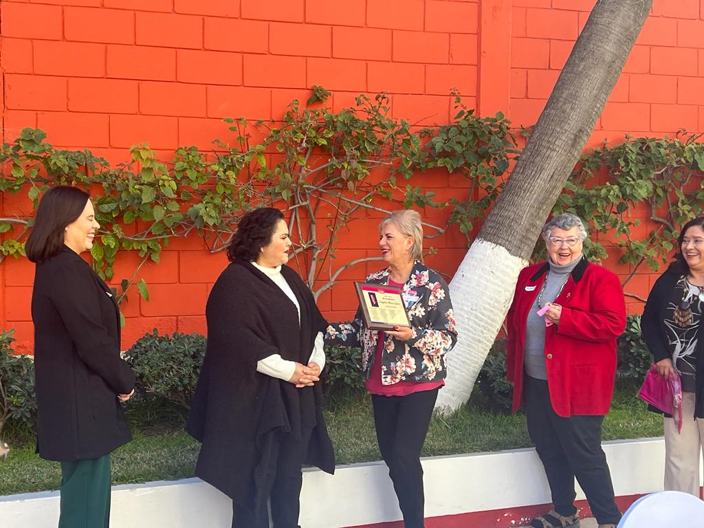 La Doctora Adriana Mendioléa entregando reconocimiento a la Diputada Federal Evangelina Moreno Guerra, como Mujer de Éxito.