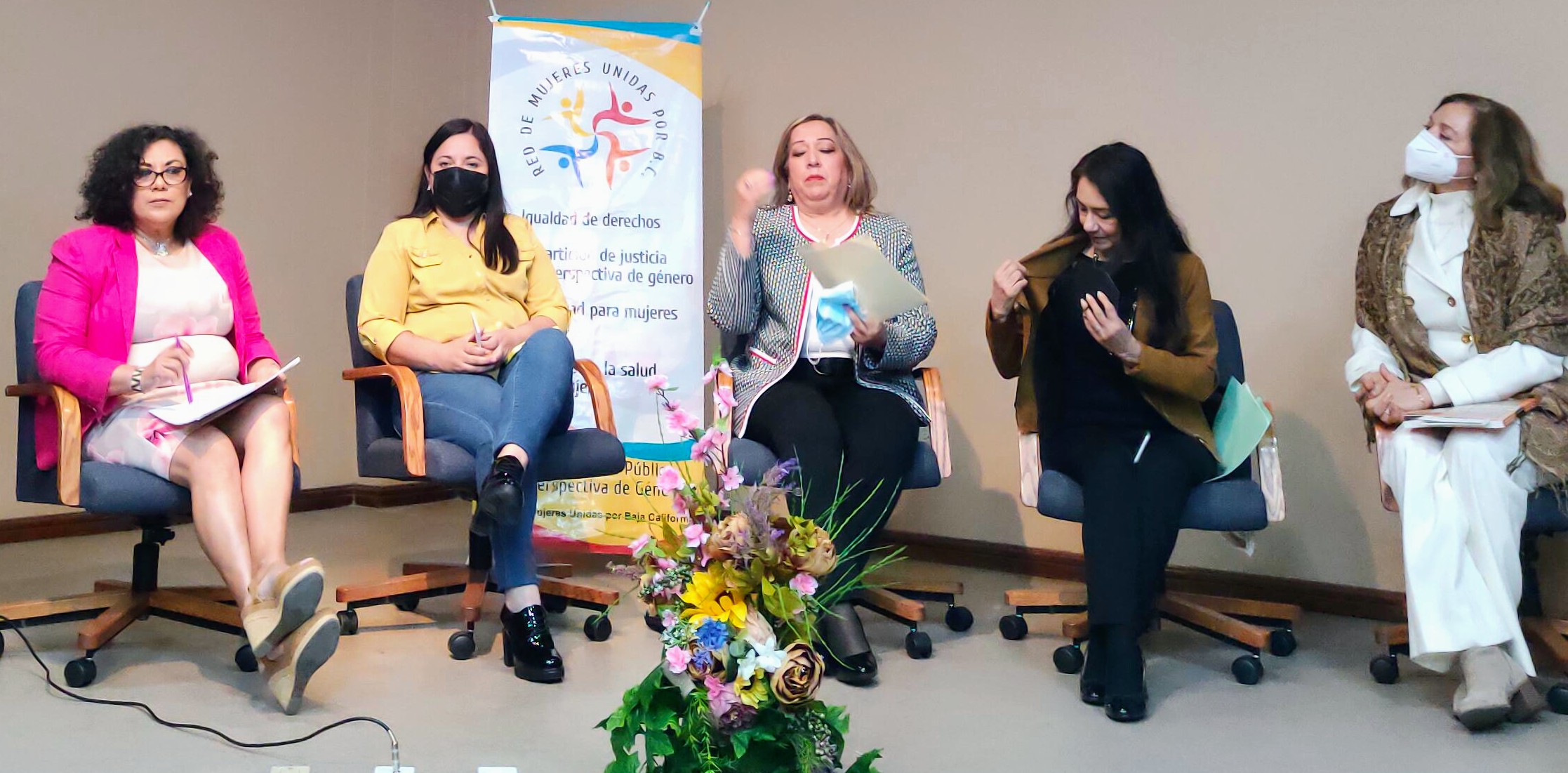 Doctora Adriana Mendioléa en la Sociedad de Historia de Tijuana en la conferencia sobre mujeres en la política organizada por la Red de Mujeres Unidas por Baja California, en la Conmemoración del Día Internacional de la Mujer.