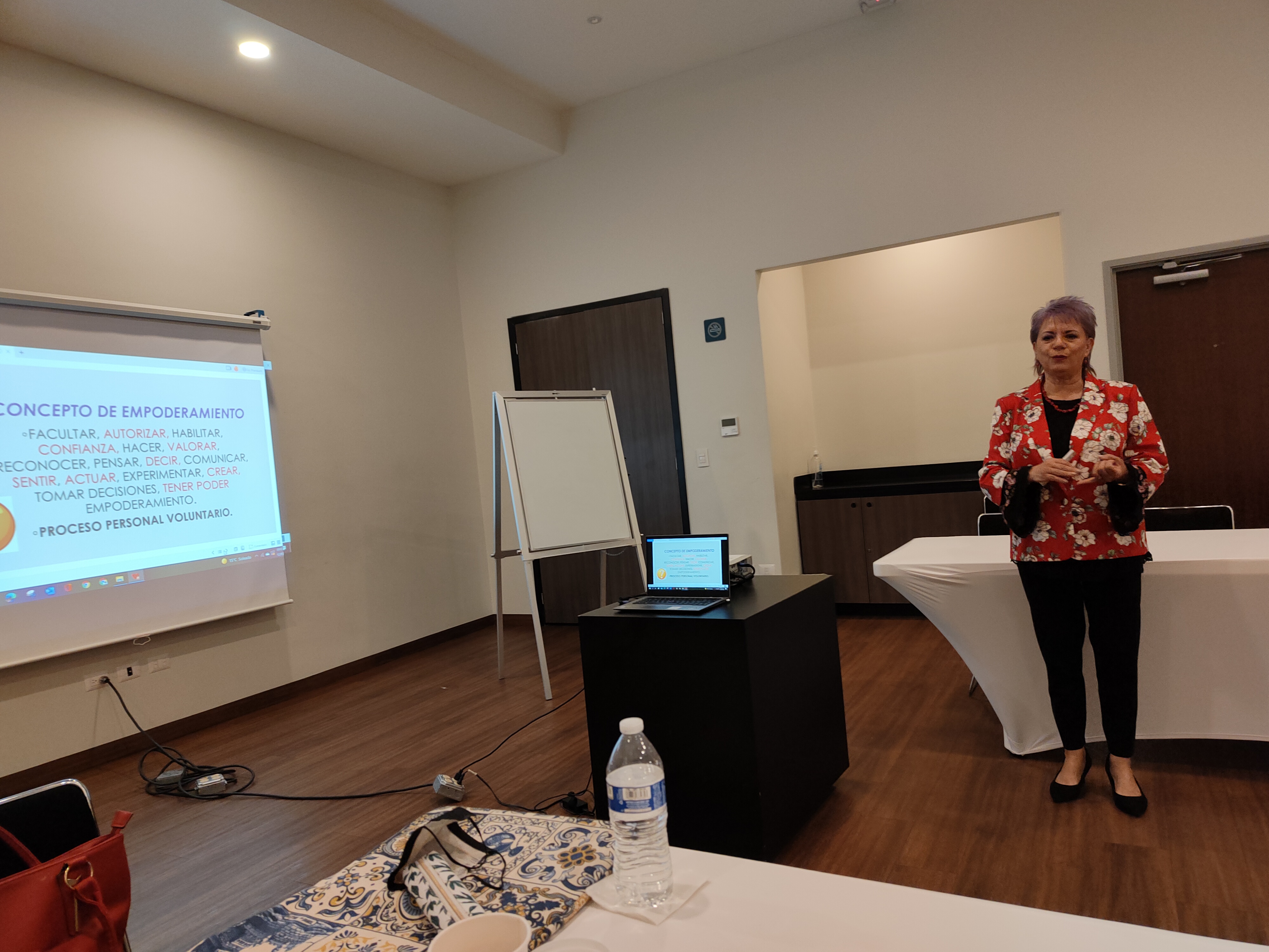 Doctora Adriana Mendiolea en capacitación con el tema Empoderamiento Personal en el mes de las mujeres.