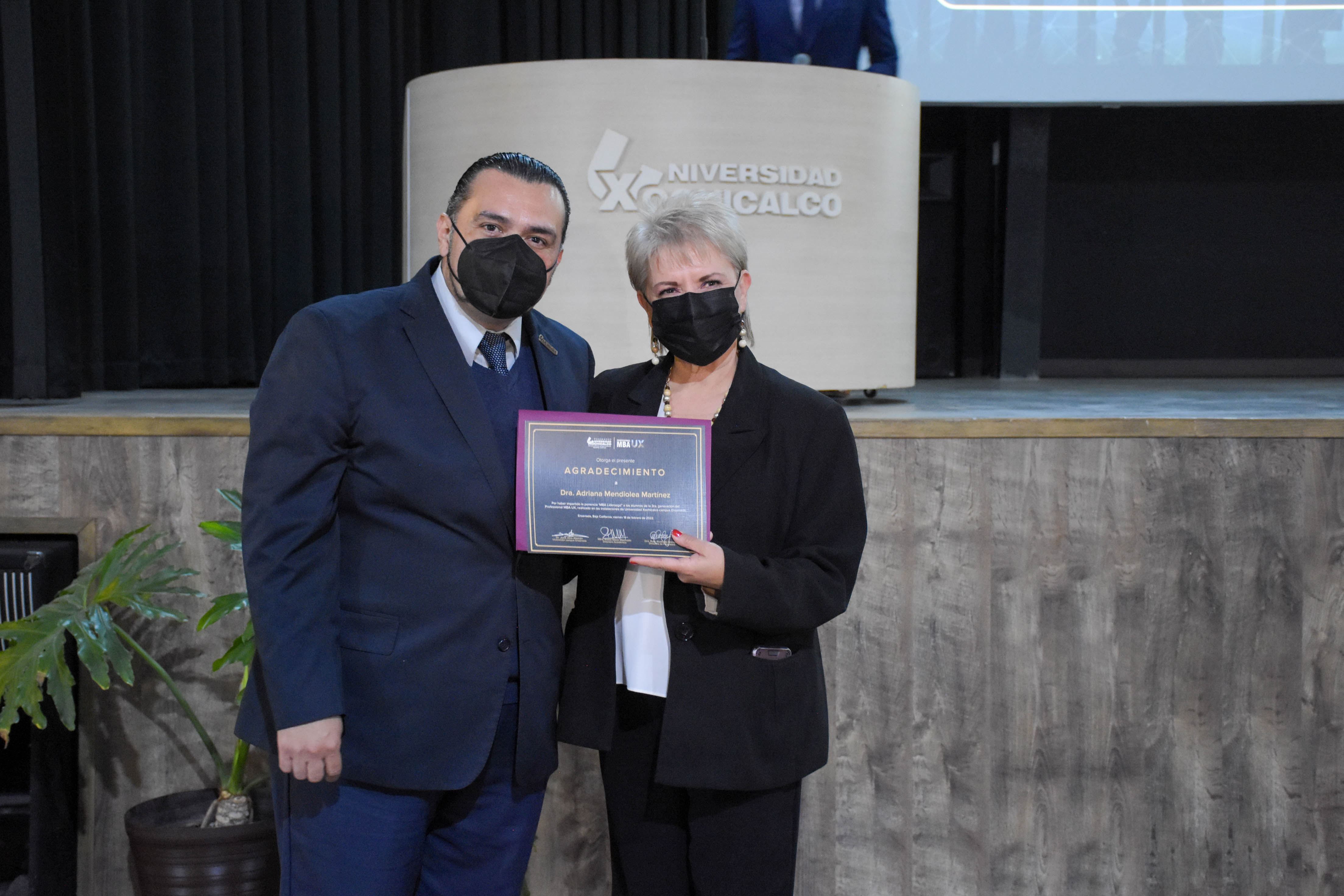 La Doctora Adriana Mendioléa en la Universidad Xochicalco en Ensenada dando la bienvenida a la Tercera Generación del MBA comentado sobre Liderazgo.