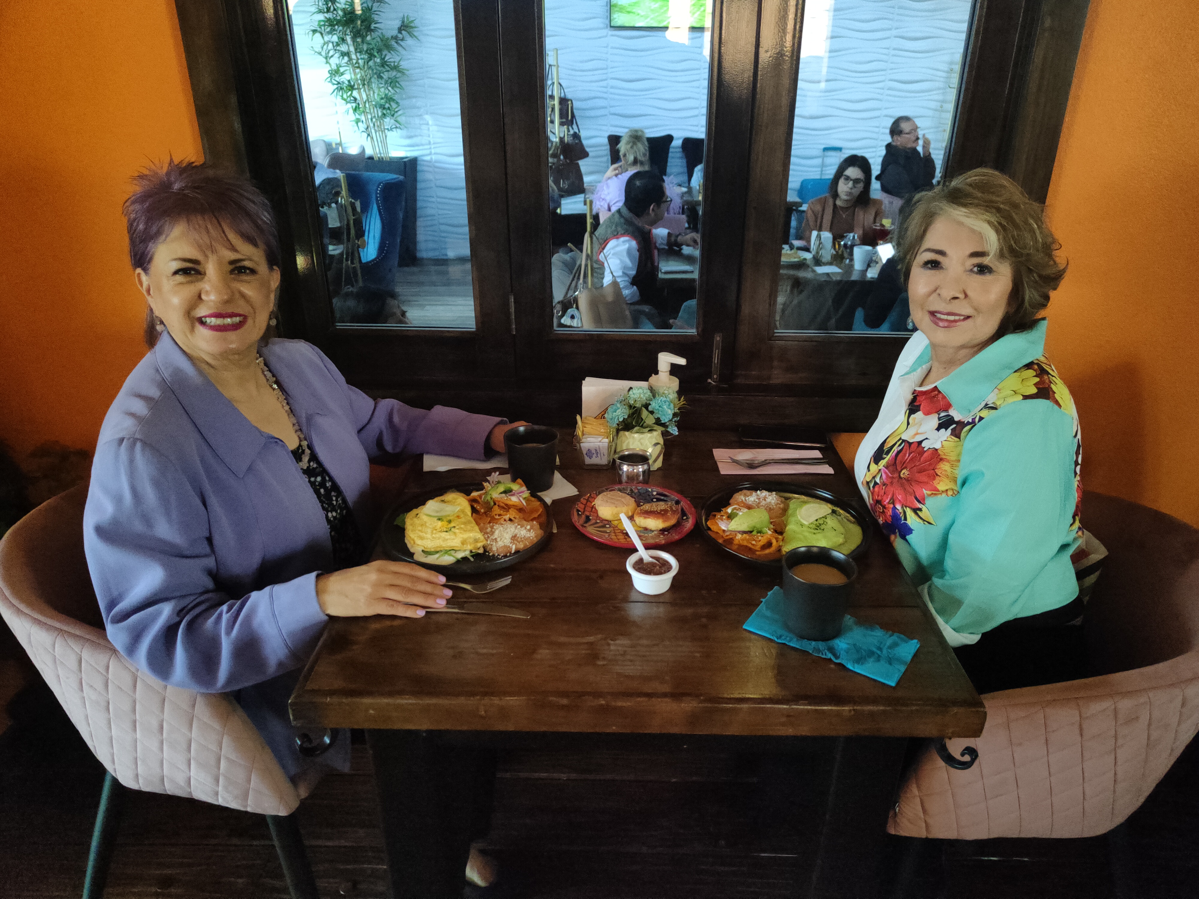 La doctora Adriana Mendioléa con Edith López en reunión de trabajo – iniciando abril 2022