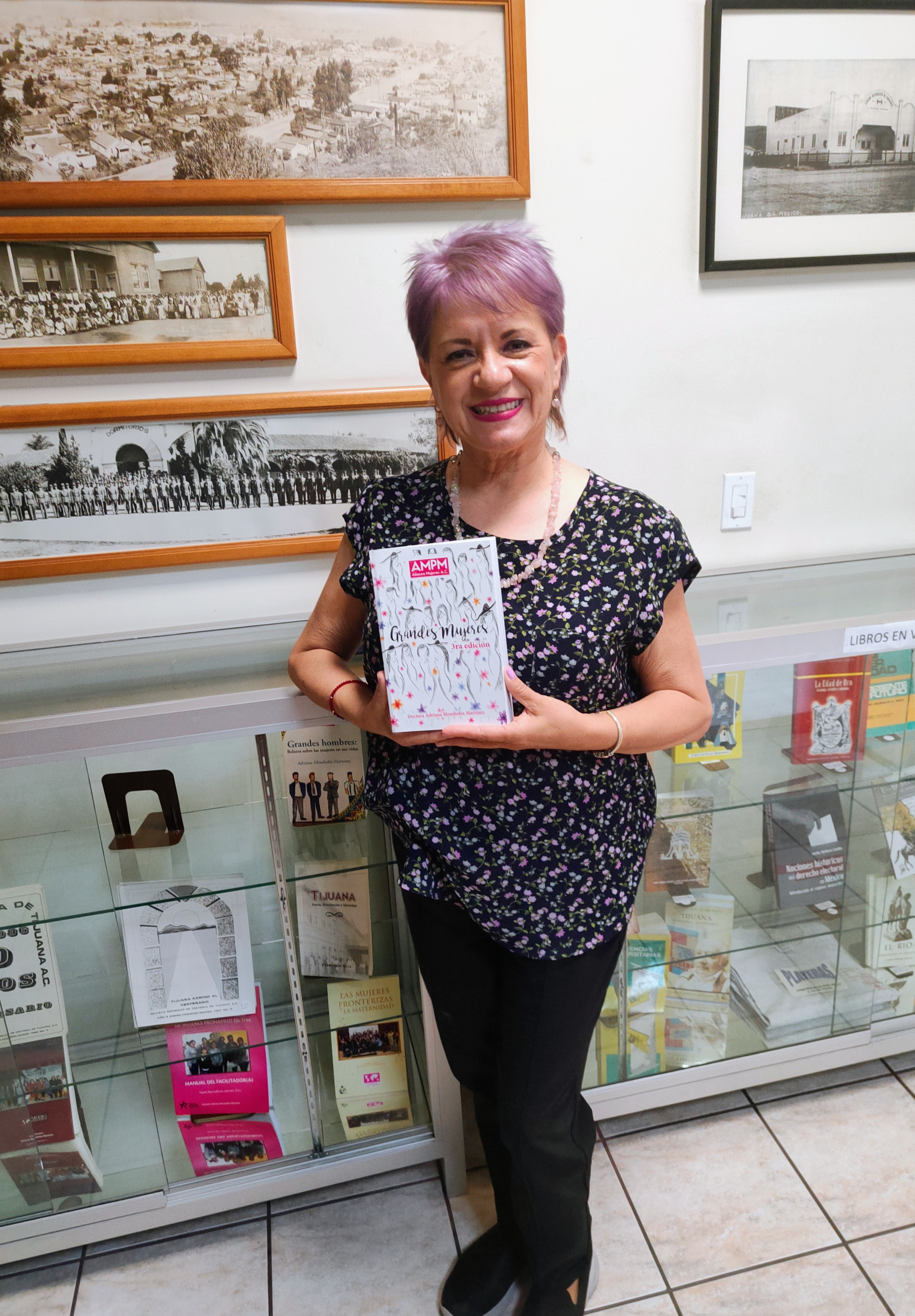 La doctora Adriana Mendiolea con el libro Grandes Mujeres tercera edición en la Sociedad de Historia de Tijuana SHT abril 2022