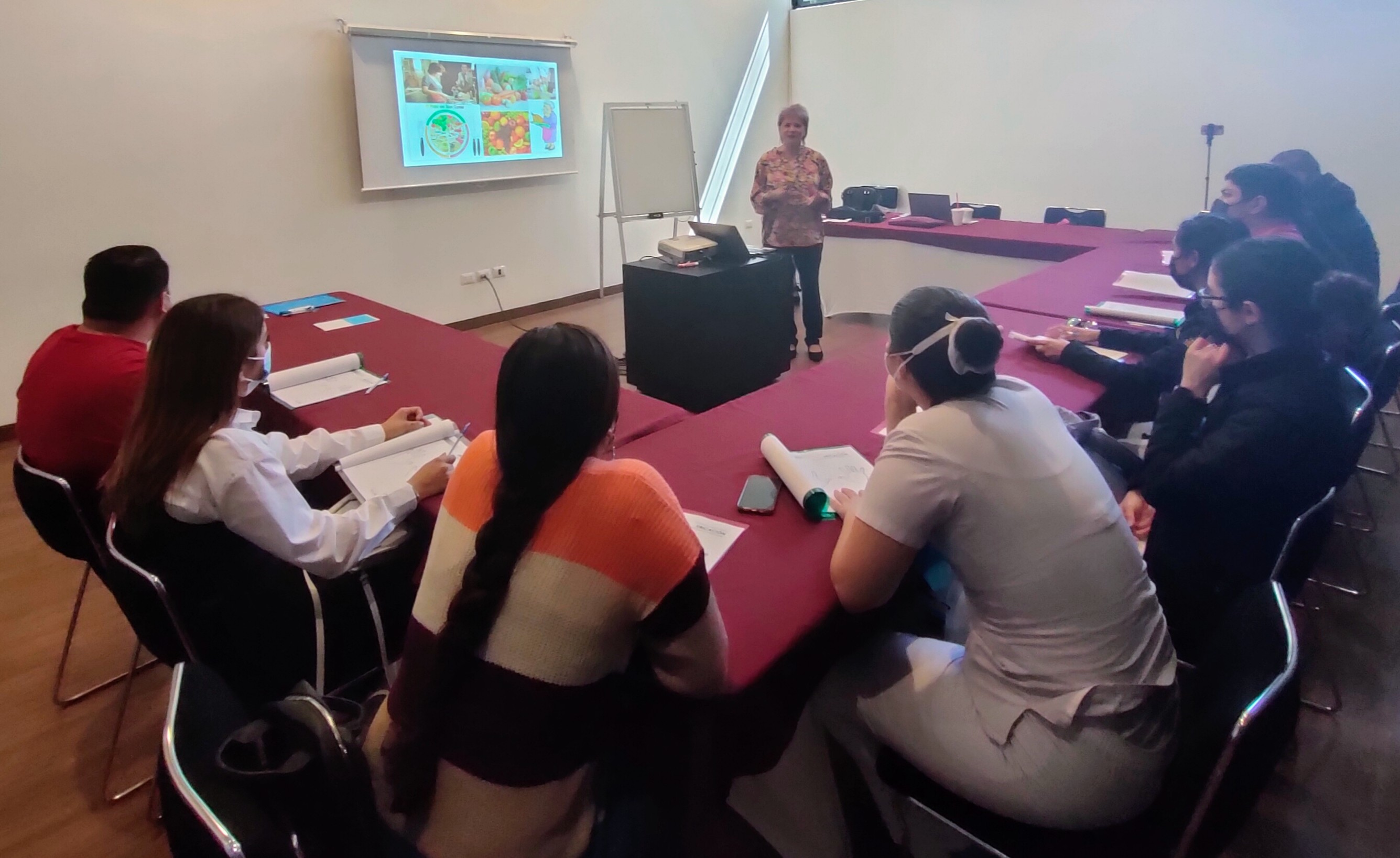 La Doctora Adriana Mendioléa en el taller de Empoderamiento Personal para personal de Enfermería, 13 de abril del 2022.