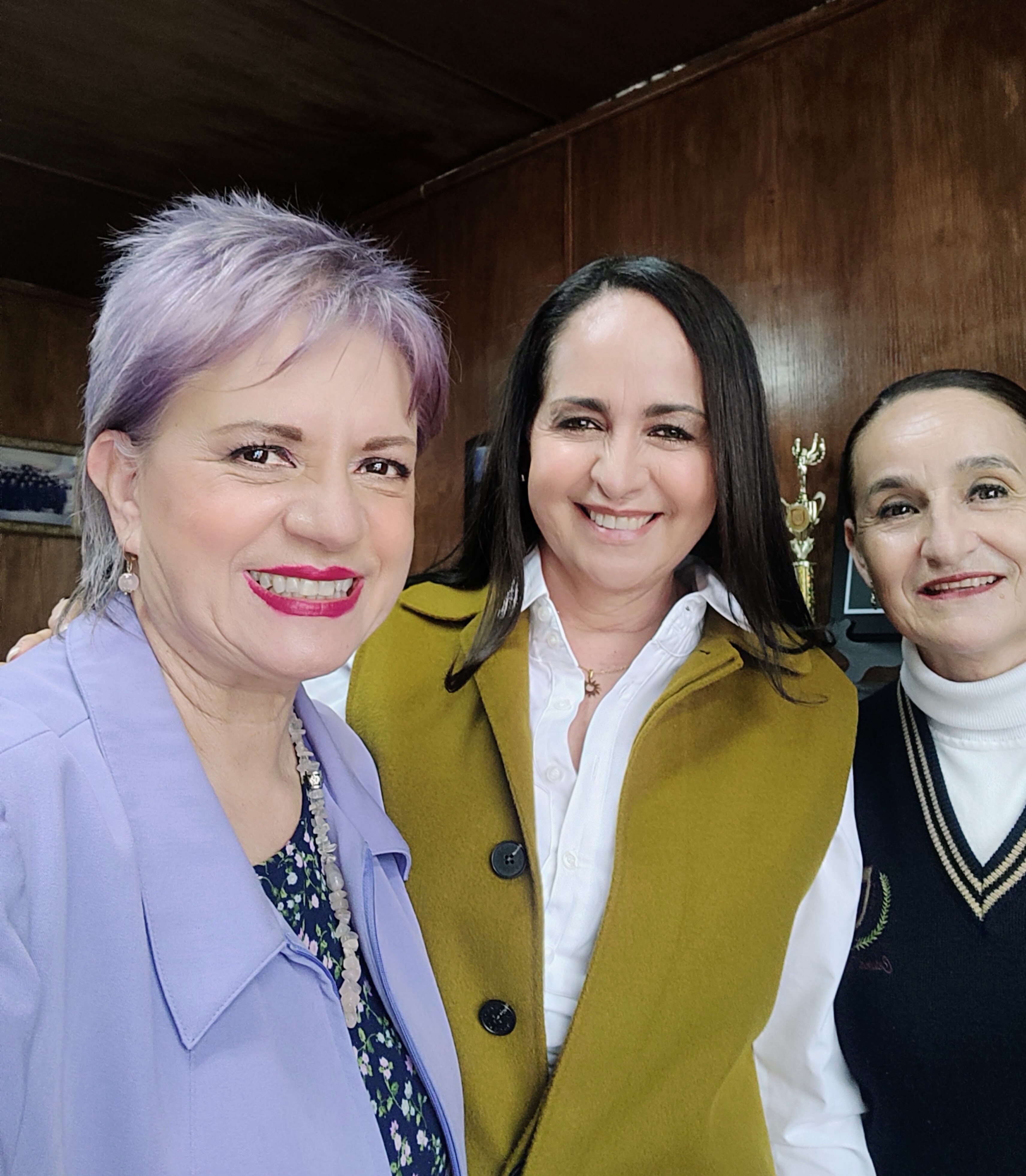 La Doctora Adriana Mendioléa con la Mtra. Luz Ruelas y la Lic. Diony Ruelas.