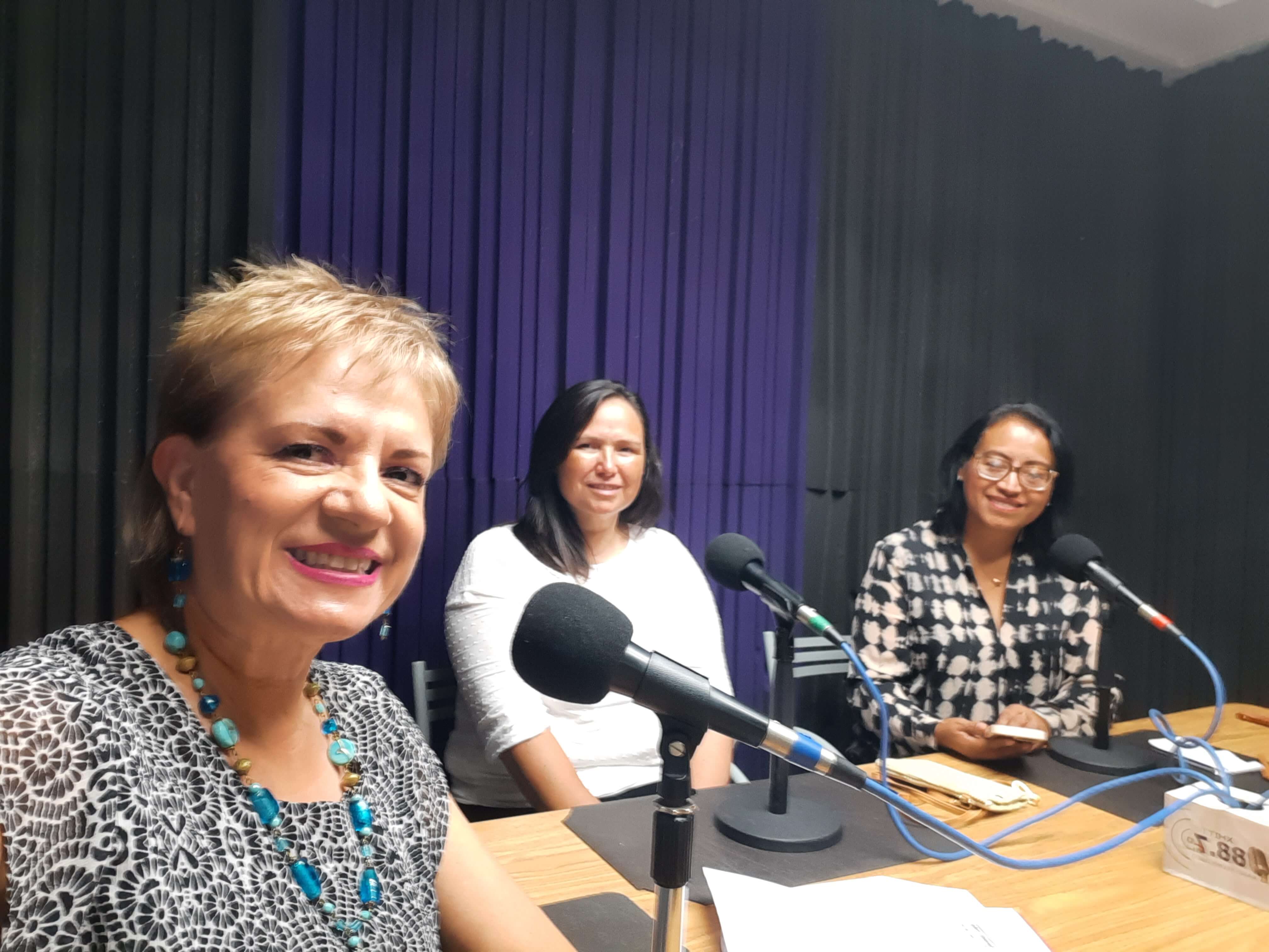 Conduciendo el programa de radio Para Compartir en Radio Tecnológico 88.7 fm con las Maestras Rosy Rea y Delia Ávila