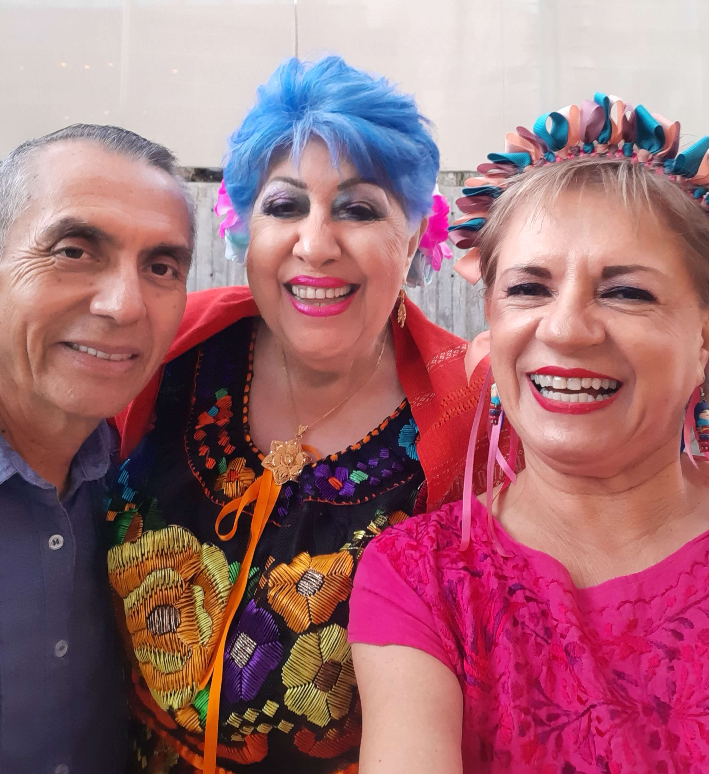 La doctora Adriana Mendiolea acompañado a la Química Rosario Soto en sus ocho décadas