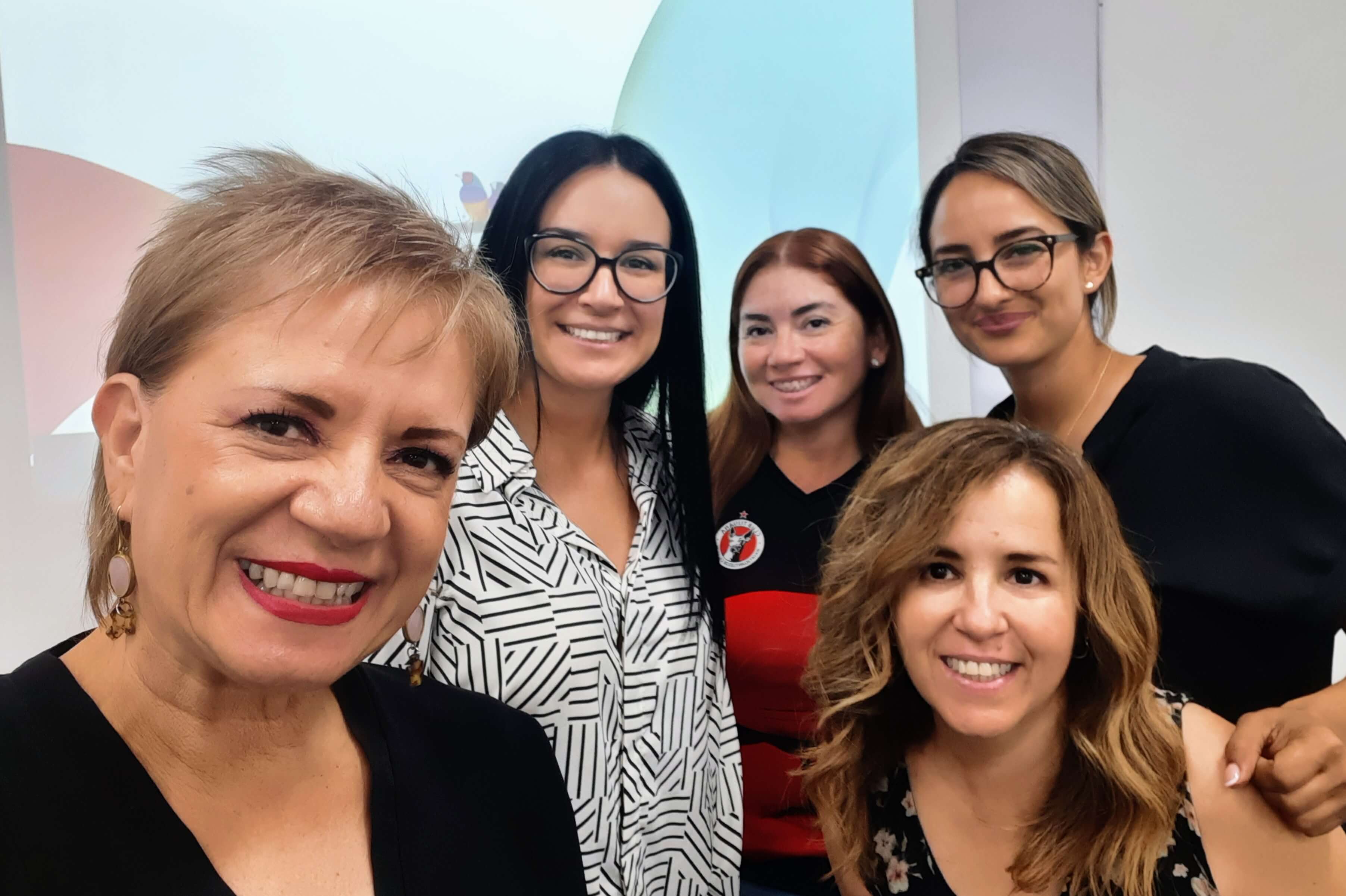 La Doctora Adriana Mendioléa con las alumnas de la Maestría en Administración de Organizaciones del Sector Salud MAOSS en la Escuela Superior del Pacífico
