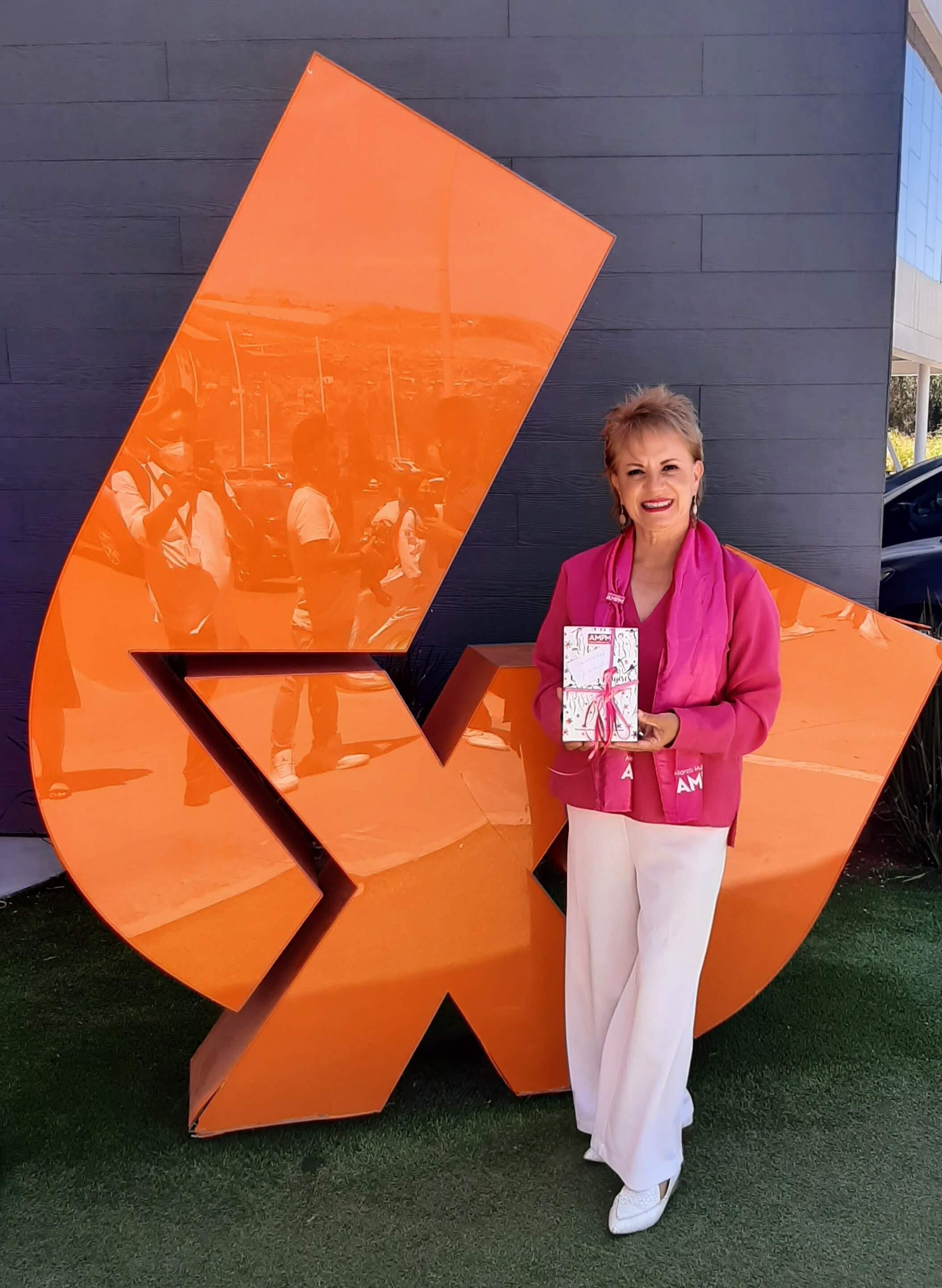 La doctora Adriana Mendioléa en la Universidad Xochicalco presentando el libro Grandes Mujeres