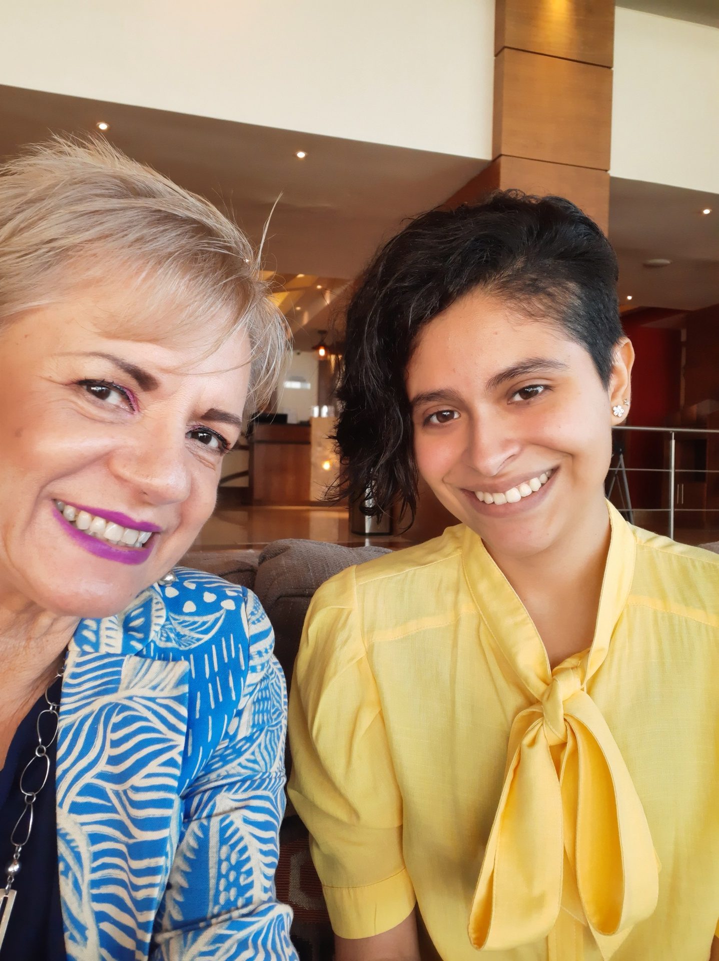 La Dra. Adriana Mendioléa con la Lic. Valentina Mendioléa