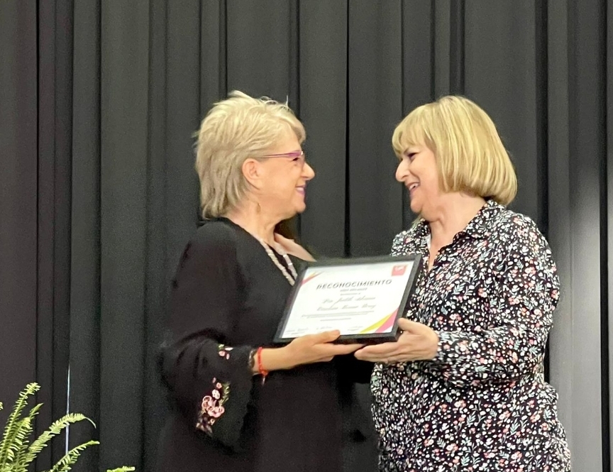 Dra. Adriana Mendioléa entregando a la Dra. Judith Moreno reconocimiento 3Décadas por Mujeres Fronterizas