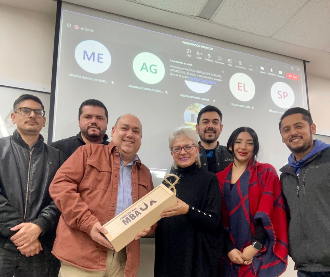 Dra. Adriana Mendioléa con sus alumnos de Posgrado MBA Ensenada Universidad Xochicalco 5 enero 2024