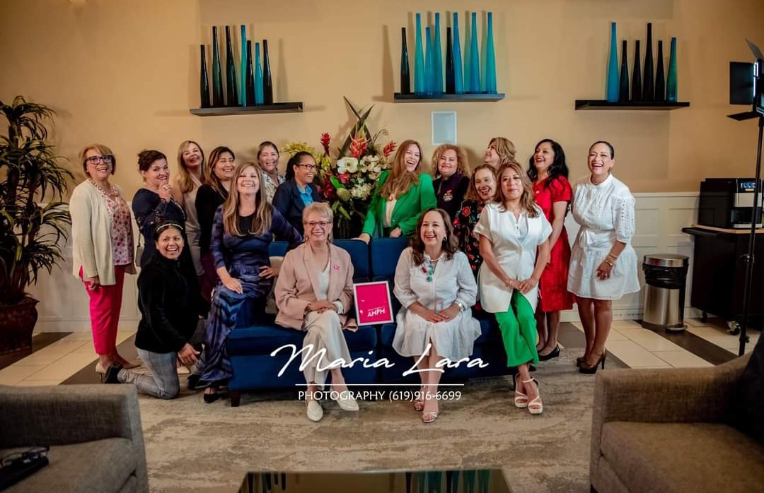 Dra. Adriana Mendioléa en reunión con las aliadas en San Diego, California, fotografía tomada por María Lara