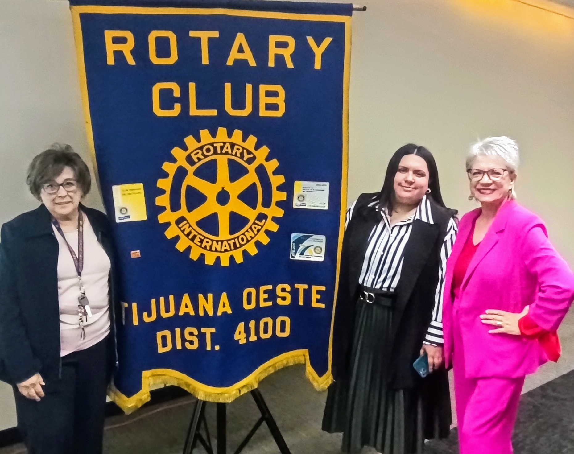 Dra Adriana Mendioléa, Sofia Sotomayor en la conferencia de la Mtra DianaMendioléa sobre Prevención de Violencia Digital – mayo 2024