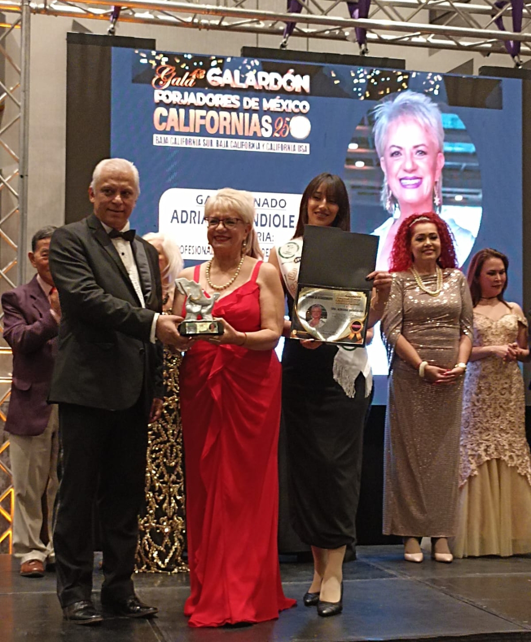 Doctora Adriana Mendioléa Martínez recibe Galardón Forjadores de lasCalifornias 6 febrero 2025 Hotel Quartz Tijuana Baja California