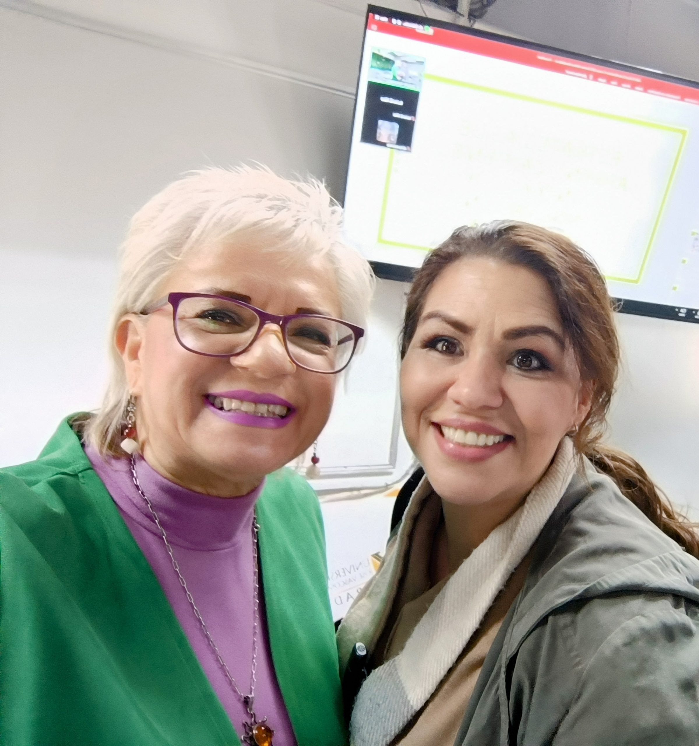 En el Doctorado en innovación y Gestión Educativa concluyendo la materia Estrategias de Aprendizaje en el Contexto de Innovación Educativa laDoctora Adriana Mendioléa, con la Mtra. Lourdes Ibañez invitada a compartirsus experiencias profesionales en Tecnología.