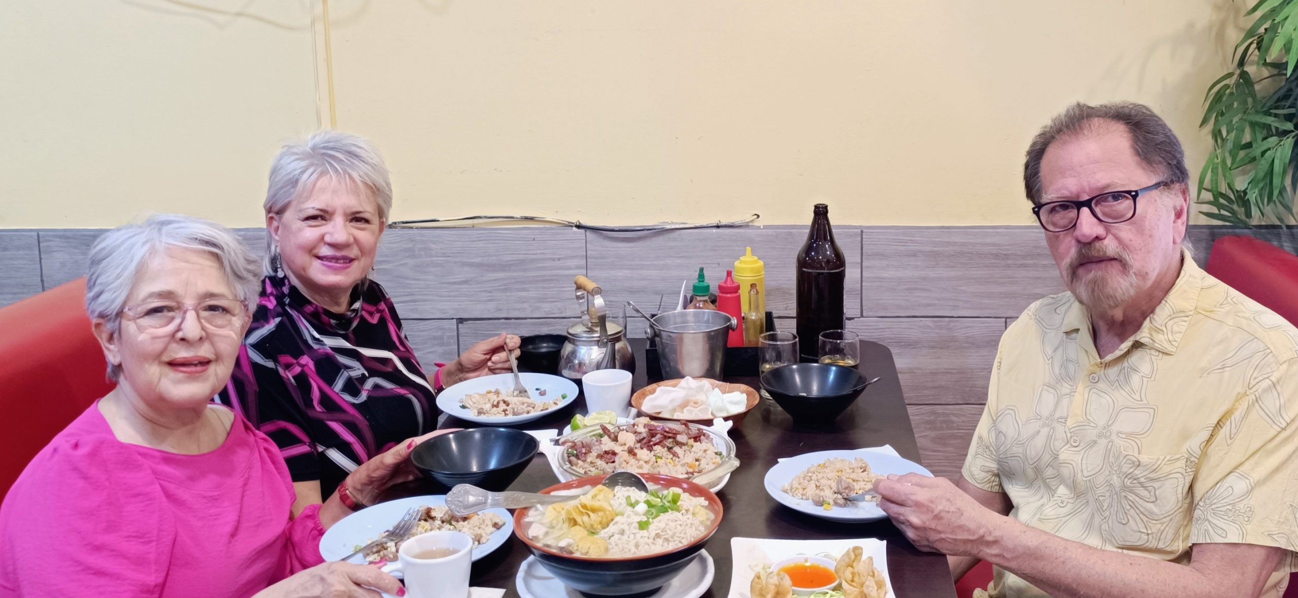Working luncheon la Doctora Adriana Mendioléa con la maestra LeticiaMaldonado y el escritor Roberto Elenes, en Mexicali Baja California 3 mayo2025