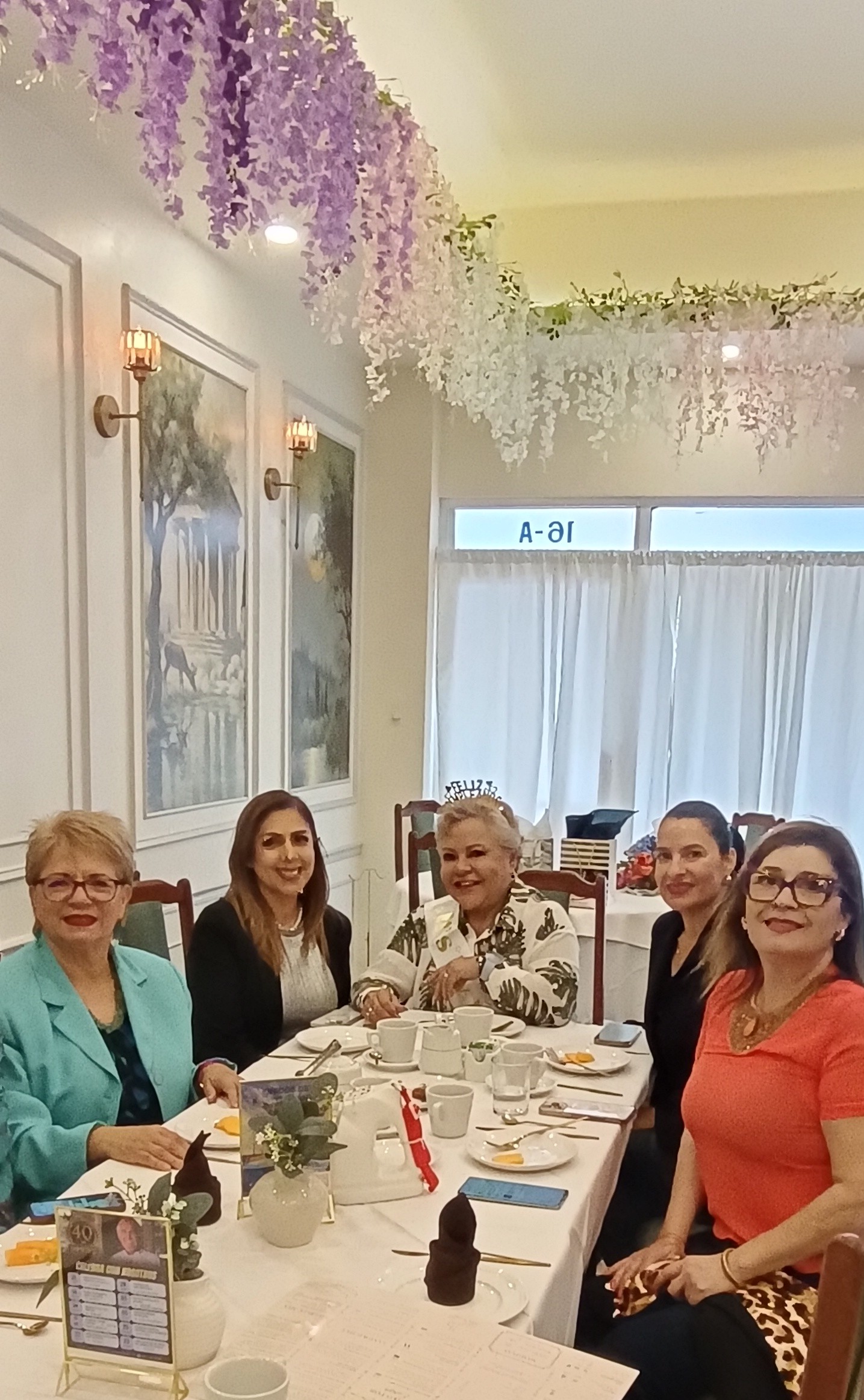 Celebrando el cumpleaños de la periodista Mari Carmen Flores. Junio 2025