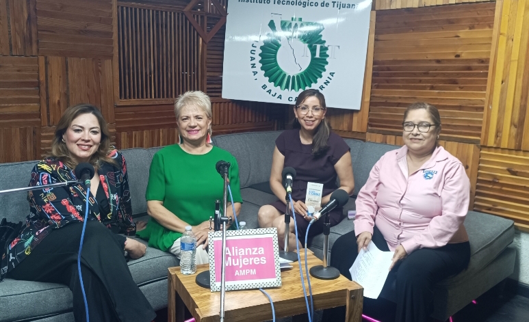 Conduciendo el programa de radio Septiembre 2025