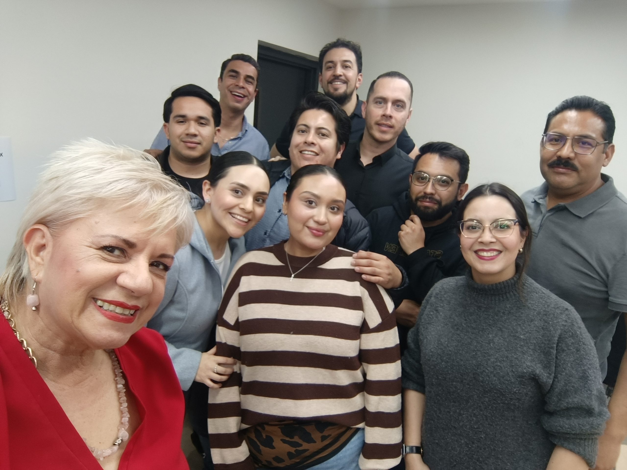 En la universidad Xochicalco Ensenada en la sesión de análisis de entrevistas videos ena materia Proyecto de Aplicación Febrero 2026